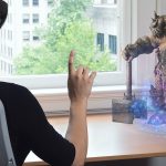 F&uuml;r Nutzer der Augmented Reality-Brille Microsoft HoloLens scheinen Gegenst&auml;nde im Raum zu stehen oder zu schweben.