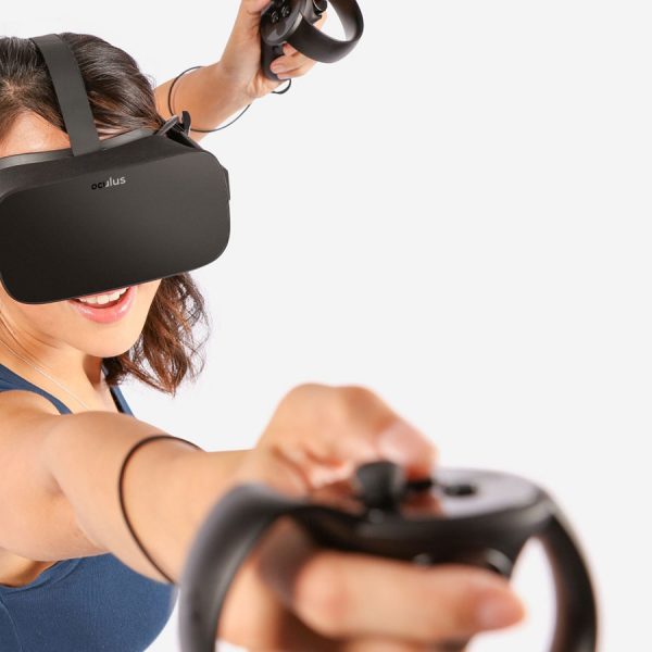 Eine Frau mit einer Oculus Rift und zwei Touch-Controllern in den H&auml;nden.