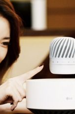 LG_Bluetooth_Lautsprecher Mobilteil des PJ9 schwebend über der Basisstation.