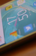 Das Sony Xperia X von 2016. Frontansicht und Display des Sony Xperia X