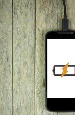 Handy schneller laden: Mit diesen Tricks klappt´s Manchmal muss es schnell gehen: Ein fast leeres Handy wird aufgeladen.