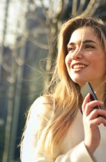 Kommen noch im Juni zwei neue LG-Smartphones? Frau mit Smartphone und Tablet