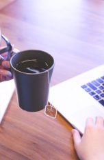 Mac ist langsam Tipps und Tricks Tee trinken, während das MacBook lädt