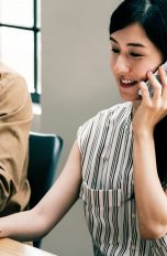 Frau beim Telefonieren Telefonierende Frau