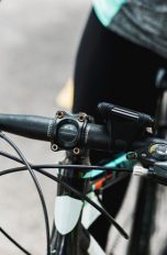 Honor Band 4 vorgestellt Frau auf Fahrrad