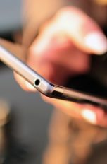 Frau mit Google Smartphone
