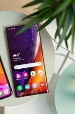 Android vs. iOS Ein iPhone 11 und ein Samsung Galaxy Note 20 Ultra nebeneinander.