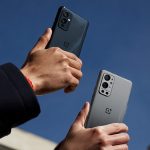Zwei H&auml;nde halten das OnePlus 9 und das 9 Pro in die Luft. Zu sehen sind die R&uuml;ckseiten der Smartphones.