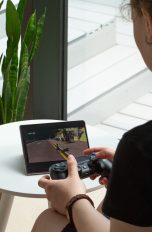 Xbox Game Pass Eine Person spielt ein Spiel aus dem Xbox Game Pass auf einem Samsung Galaxy Z Fold2.