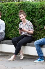 Drei Personen sitzen auf einer Bank und halten das Samsung Galaxy Z Fold2 und Z Flip in den H&auml;nden.