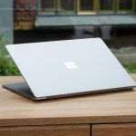 Ein Microsoft-Laptop auf einem Tisch.
