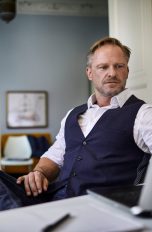 Outlook Mail zurückholen Eine Person sitzt in einem Homeoffice vor einem Laptop und scheint auf der Tastatur zu tippen.