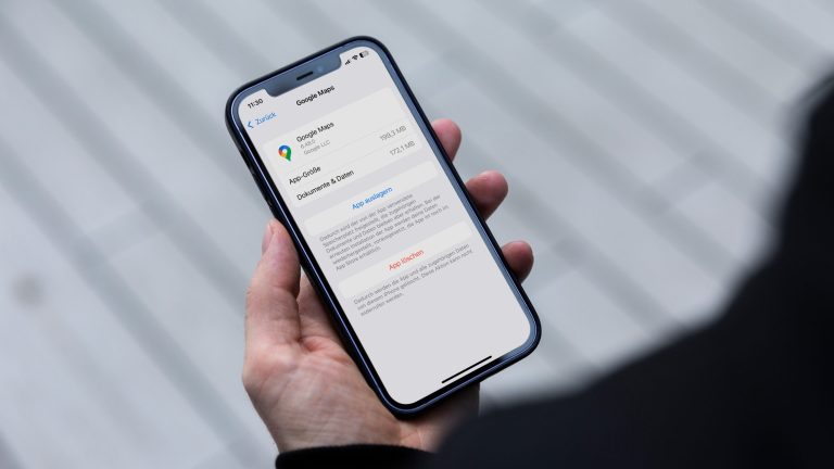 Eine Person h&auml;lt ein iPhone in der Hand. Auf dessen Bildschirm ist die Detailansicht einer App im iPhone-Speicher zu sehen.
