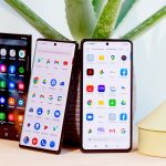 Drei Android-Smartphones stehen nebeneinander auf einem Tisch.