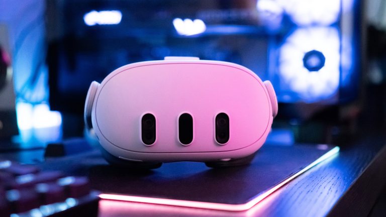 Spatial Computing, Mit diesen Headsets und Apps klappt's Eine Meta Quest liegt auf einem Schreibtisch. Der verschwommene Hintergrund lässt ein Tech Lab vermuten.