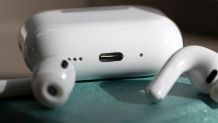 iPhone 17 Pro Max und AirPods Pro 3 im Test Das Ladecase lässt sich per USB-C aufladen, hat einen integrierten Lautsprecher und lässt sich jetzt noch besser über die Genaue Suche auffinden.