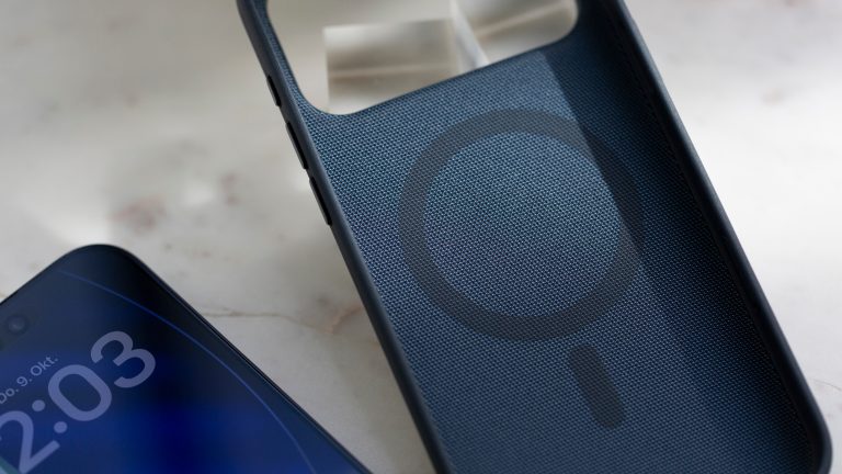 iPhone 17 Pro Max und AirPods Pro 3 im Test Das neue Case für die Pro Variante des iPhones ist mit dem neuen Funktionsgewebe gefertigt und geeignet zum Laden mit einem MagSafe-Ladegerät.