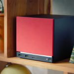 Nahaufnahme der Steam Machine in einem B&uuml;cherregal.