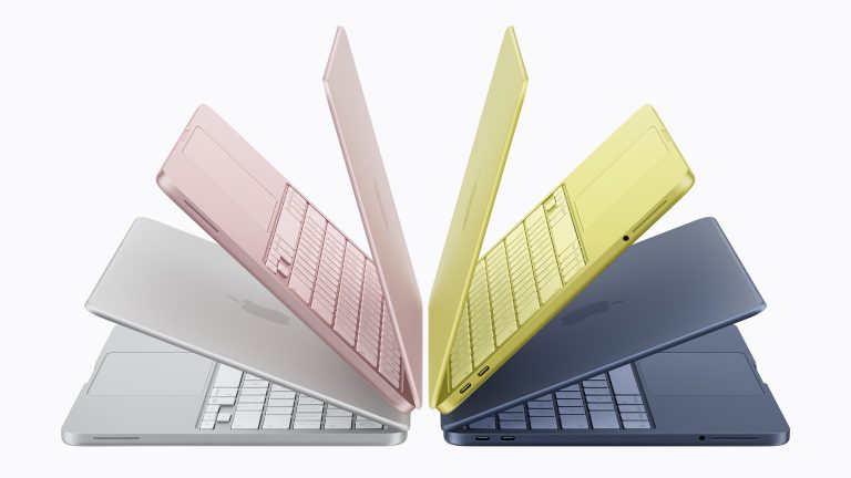 MacBook Neos in den Farben Zitrus, Silber, Indigo und Rosa aufgef&auml;chert und freigestellt auf wei&szlig;em Hintergrund.